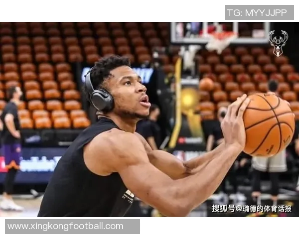 字母哥身穿43号球衣训练双臂肌肉线条惊艳全场引发热议